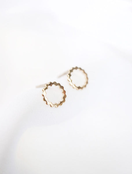 14k gold filled scalloped circle studs, side view